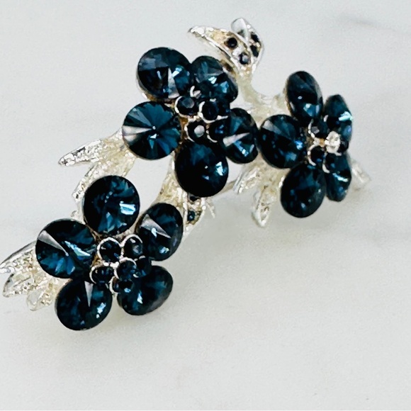 Vintage Rhinestone Brooch Pin Deep Blue Glass Rivoli Flower Swag Silver Tone - Picture 3 of 12